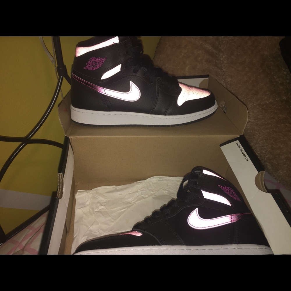 Jordan 1 retro high black hyper pink